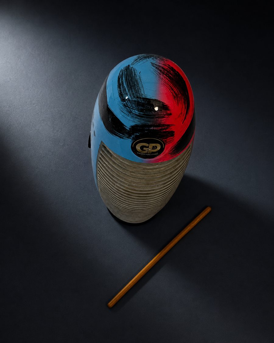 Güiro pintado en azul y rojo con raspador de madera, percusión latina en Milán