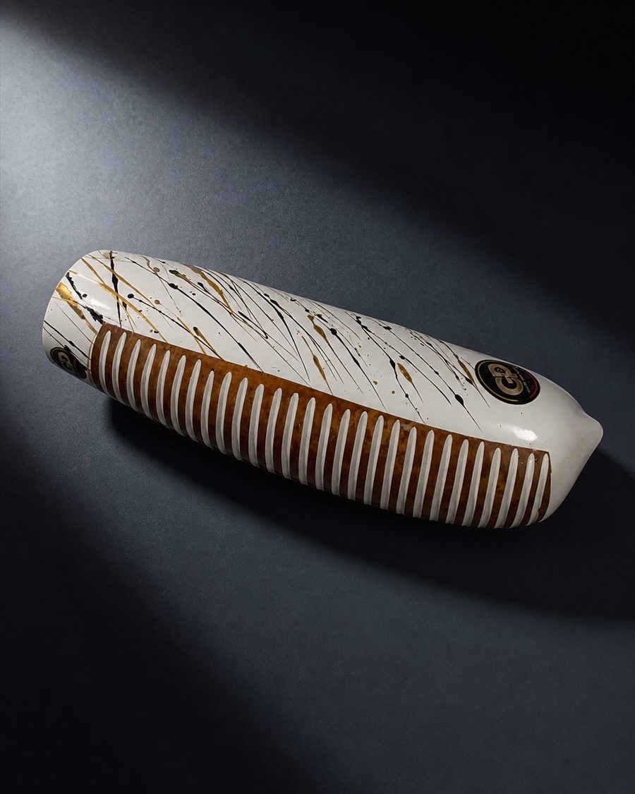 Güiro blanco con detalles dorados, pieza personalizada de Herencia Musical HM