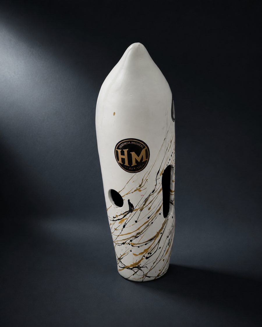Güiro blanco con detalles dorados, pieza personalizada de Herencia Musical HM, vista 3
