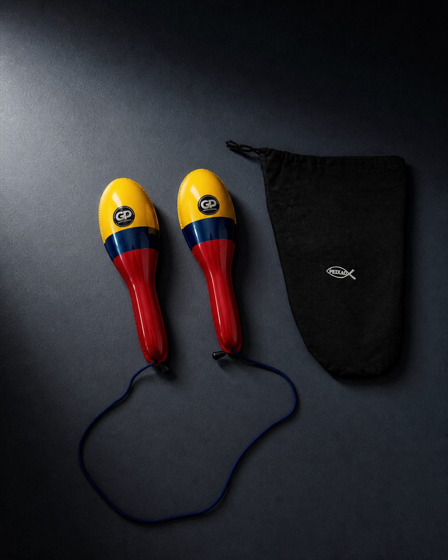 Maracas con los colores de la bandera de Colombia y bolsa de tela, hechas en Cali
