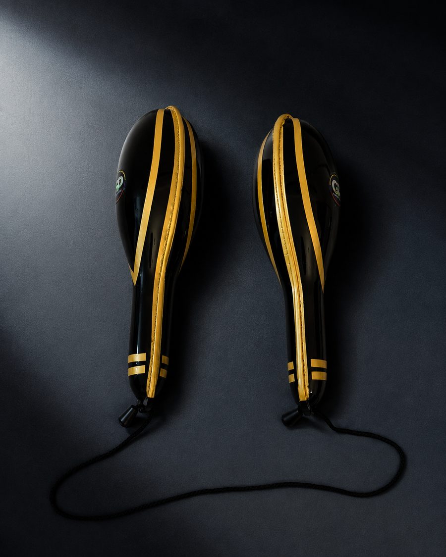 Maracas negras con detalles dorados, formato ligero para eventos latinos en Italia, vista 2